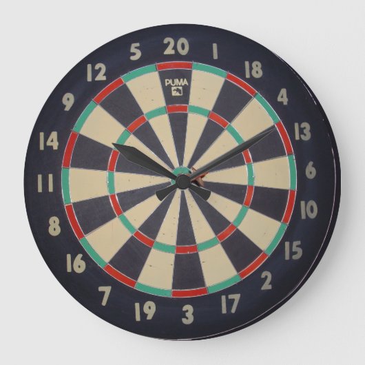 stikt oog in het dartboard; grote klok (Voorkant)