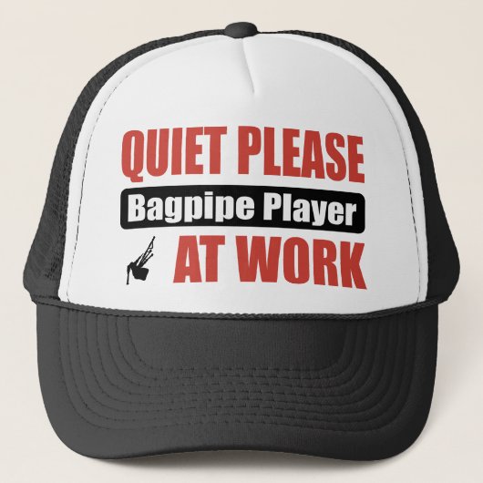 Stil alsjeblieft Bagpipe Player op het werk Trucker Pet (Voorkant)
