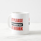 Stil, alsjeblieft belastingparator op het werk koffiemok (Voorkant links)
