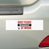 Stil alsjeblieft Gamer op het werk Bumpersticker (Op auto)
