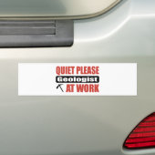 Stil alsjeblieft Geoloog op het werk Bumpersticker (Op auto)
