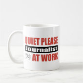 Stil alsjeblieft journalist op het werk koffiemok (Links)