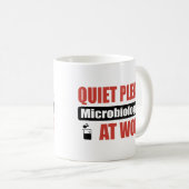 Stil alsjeblieft microbioloog op het werk koffiemok (Voorkant rechts)