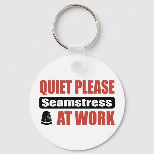 Stil alsjeblieft Seamstress op het werk Sleutelhanger (Voorkant)