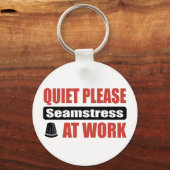 Stil alsjeblieft Seamstress op het werk Sleutelhanger (Voorkant)