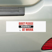 Stil Alstublieft Golfer Aan Het Werk Bumpersticker (Op auto)