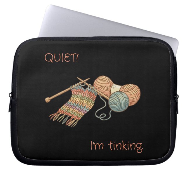 STIL! Ik ben aan het tinken. Laptop Sleeve (Voorkant)