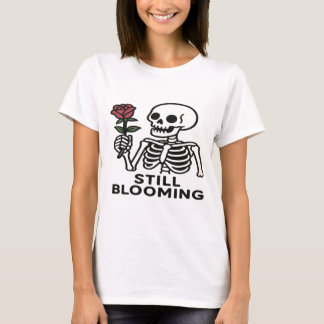 Still Blooming – Schattige skelet met Roos design T-shirt