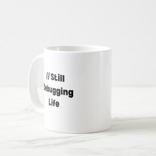 Still Debugging Life Mug – Funny Coder Gift, Devel Koffiemok (Voorkant links)