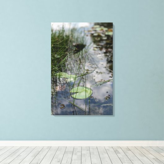 Still Reflections – Tranquil Lily Pad Pond Canvas Afdruk (Insitu (Houten vloer))