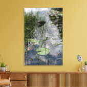 Still Reflections – Tranquil Lily Pad Pond Canvas Afdruk (Insitu (Woonkamer))