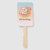 Still Scrolling Hand Fan | Cute Cat Meme Handwaaier (Achterkant)