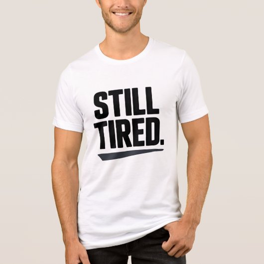 Still Tired T-Shirt | Dry Humor Minimal Typography (Voorkant)