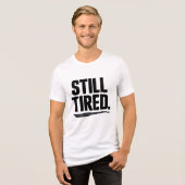 Still Tired T-Shirt | Dry Humor Minimal Typography (Voorkant volledig)
