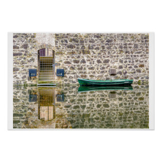 Stille Begegnung – Boot vor alter Mauer Perfect Poster