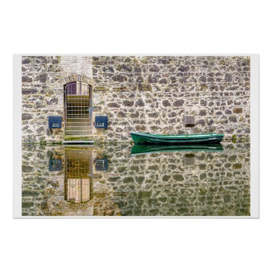 Stille Begegnung – Boot vor alter Mauer Perfect Poster (Voorkant)