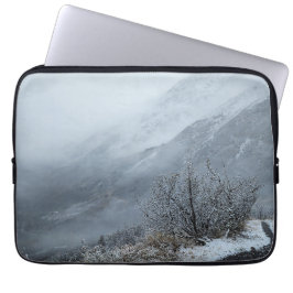 Stille Besneeuwde Wandelpad Bergscène Laptop Sleeve