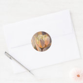 Stille Bloei – Abstracte Tulpen in Zachte Goud Ronde Sticker (Envelop)