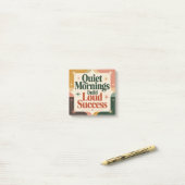 Stille ochtenden bouwen luid succes post-it® notes (Op bureau)