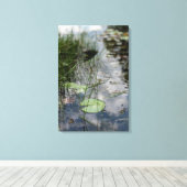 Stille Reflecties – Rustige Waterlelievijver Canvas Afdruk (Insitu (Houten vloer))