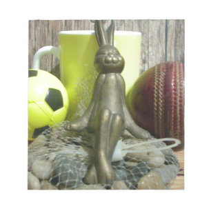 Stilleven: Konijnensculptuur, Ballen & Gele Mok Notitieblok