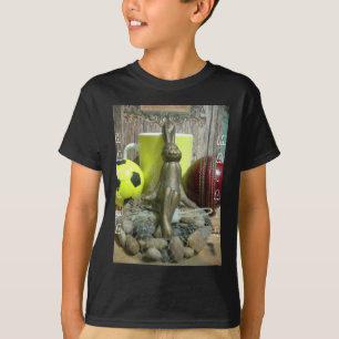 Stilleven: Konijnensculptuur, Ballen & Gele Mok T-shirt