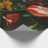 Stilleven met bloemen in een glazen vaas cadeaupapier (Hoek)