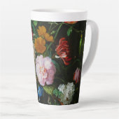 Stilleven met bloemen in een glazen vaas latte mok (Rechterhoek)