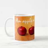 Stilleven met rode appels koffiemok (Links)