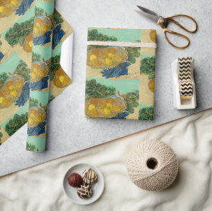 Stilleven met sinaasappels en citroenen en blauwe cadeaupapier