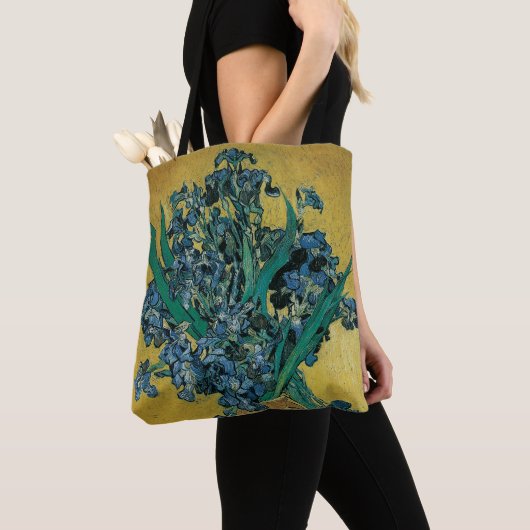 Stilleven met vaas met irissen van Vincent van Gog Tote Bag (Dichtbij)