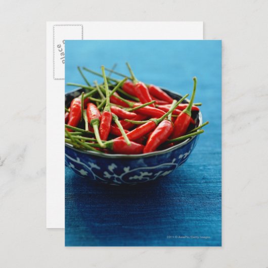 Stilleven van chilies in kom op blauwe mat briefkaart (Voorkant / Achterkant)