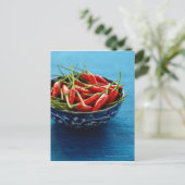 Stilleven van chilies in kom op blauwe mat briefkaart (Staand voorkant)