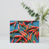 Stilleven van chilies tegen blauwe achtergrond briefkaart (Staand voorkant)