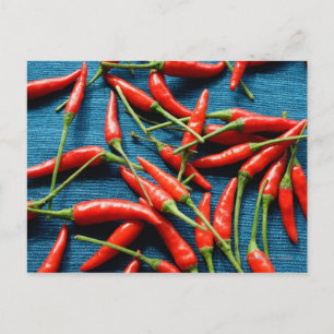 Stilleven van chilies tegen blauwe achtergrond briefkaart