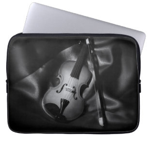 Stilleven zwart-wit afbeelding van een viool laptop sleeve