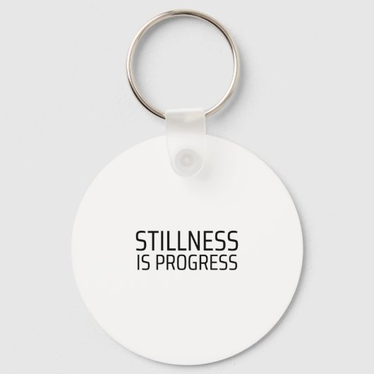 Stillness Is Progress Minimalist Typewriter Sleutelhanger (Voorkant)