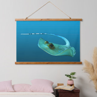 Stingray in motion! Gradient blue background |  Hangend Wandkleed