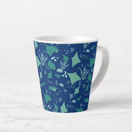 Stingrays Ocean Reef Patroon op Navy Blue Latte Mok (Rechterhoek)