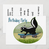 Stinkdier in een skateboard Birthday Invitation Kaart (Voorkant / Achterkant)