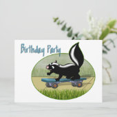 Stinkdier in een skateboard Birthday Invitation Kaart (Staand voorkant)