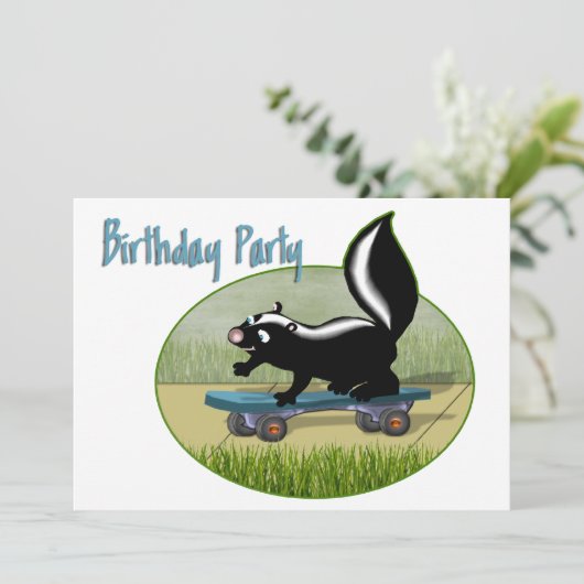 Stinkdier in een skateboard Birthday Invitation Kaart (Staand voorkant)