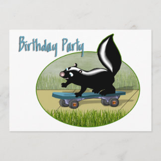Stinkdier in een skateboard Birthday Invitation Kaart