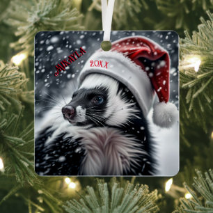 Stinkdier in Kerstmannenhoed Keramische Kerstbal Metalen Ornament