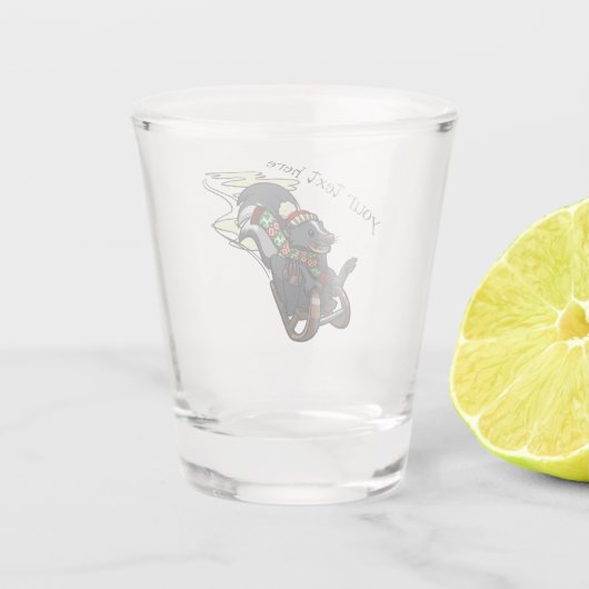 Stinkdier op een gesmeed, smelly kerstslaapCartoon Shot Glas (Achterkant)