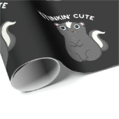 Stinkin Schattige Funny Skunk Pun Dark BG Cadeaupapier (Rol Hoek)