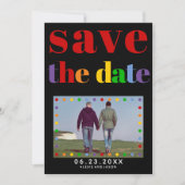 Stippen met kleurrijke letters, strepen zwarte rod save the date (Voorkant)