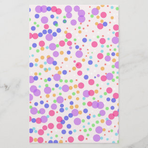 Stippen op roze briefpapier