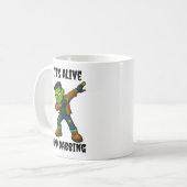 Stitched Monster leeft en danst voor Halloween Koffiemok (Voorkant links)