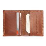 Stitnut bruin leder met gladde achtergrond<br><div class="desc">We houden de afgelopen jaren van het maken van portefeuilles. We zijn blij dat we ons nieuwste dunne mapontwerp vrijgeven voor diegenen die op zoek zijn naar een hoogwaardige portemonnee met een beetje minder zaklamp. Dit is een mannen portemonnee van hoge kwaliteit, ontworpen en met de hand gemaakt door leden...</div>